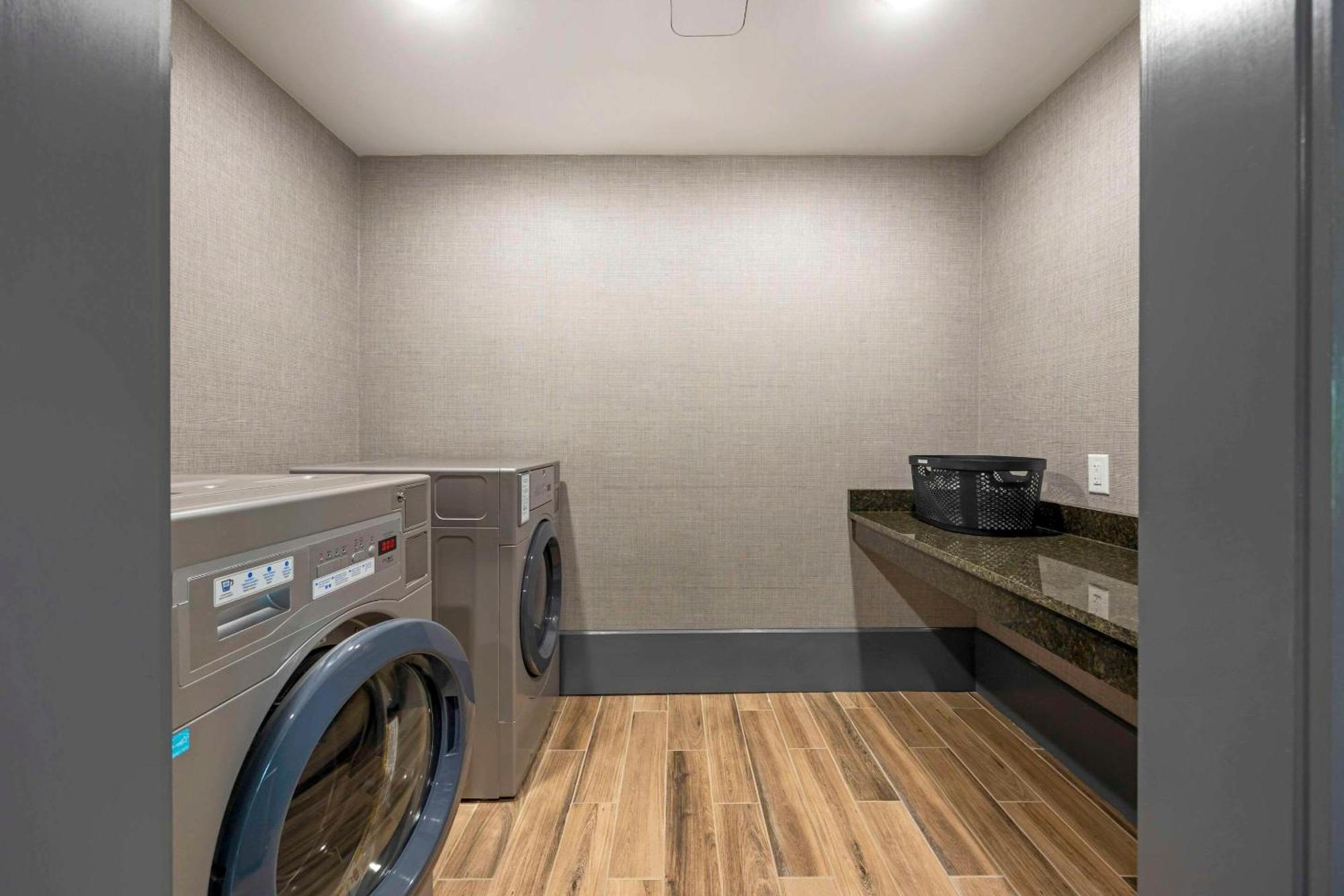 Comfort & - Nashville Metro Hotel